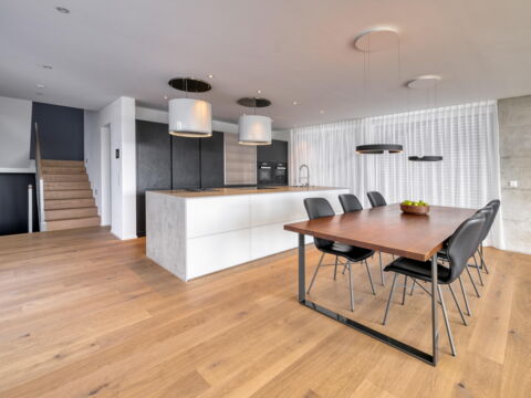 Moderne offene Küche in grau, Küchenumbau realisiert durch DIE SCHREINER