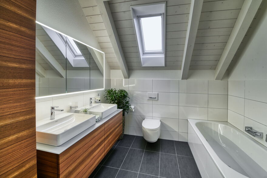 Helles Bad mit Holzverkleidung, Badezimmer-Umbau realisiert durch DIE SCHREINER