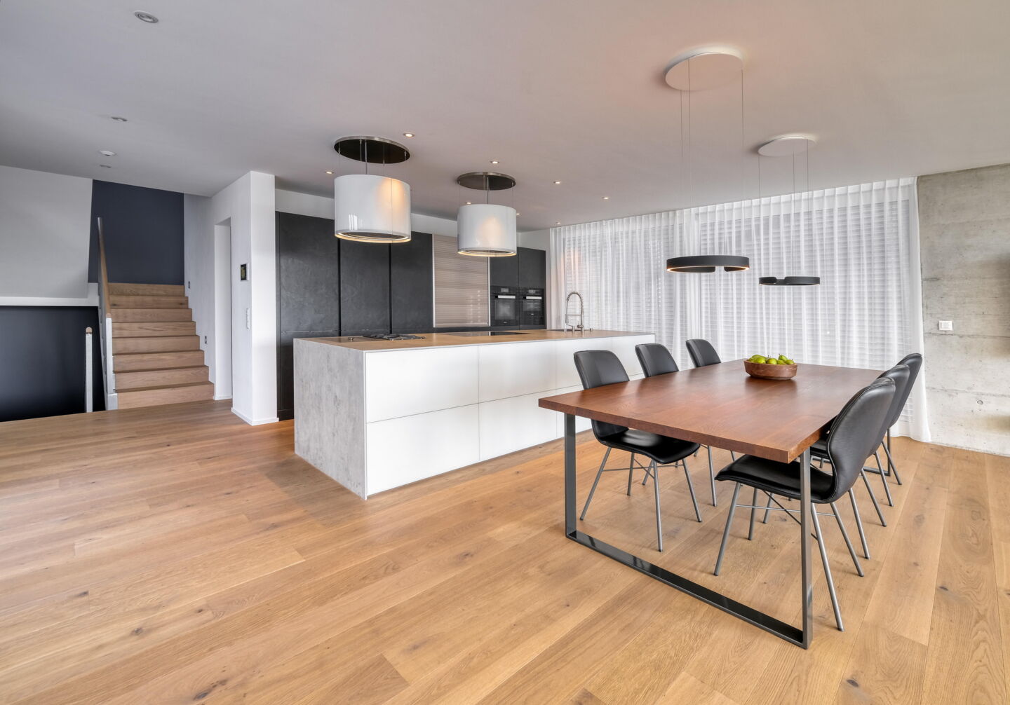 Moderne offene Küche in grau, Küchenumbau realisiert durch DIE SCHREINER